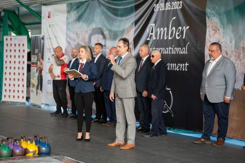 Organizator Magdalena Cyganik przemawia u boku Zastępcy burmistrza ds. komunalnych Jerzego Kulki.