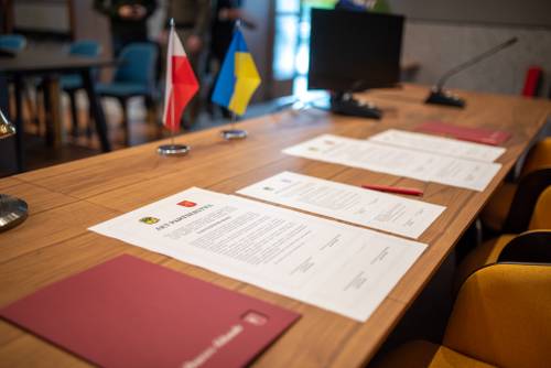 Zdjęcie przedstawia podpisanie aktu porozumienia między miastem Pruszcz Gdański i miastem Kupiańsk