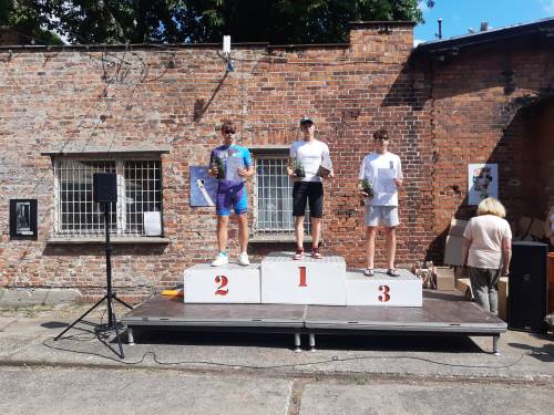 Zwycięzcy X półmaratonu rolkarskiego na podium.