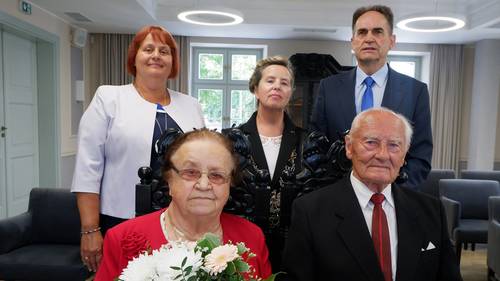 Jubileusze wieloletniego pożycia małżeńskiego.  Jubilaci pozują do zdjęcia z Burmistrzem Pruszcza Gdańskiego Januszem Wróblem oraz Przewodniczącą Rady Miasta.