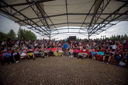 Publiczność podczas koncertu- szeroki kadr na amfiteatr.