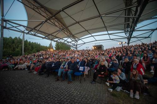 Zdjęcie przedstawia akty ze spektaklu Nora w ramach Faktorii Kultury w Pruszczu Gdańskim