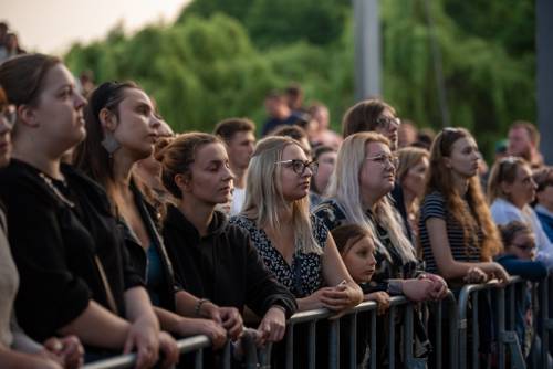 Publiczność słuchająca koncertu