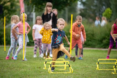 Dzieci podczas festynu uczestniczące w zabawach sportowych.