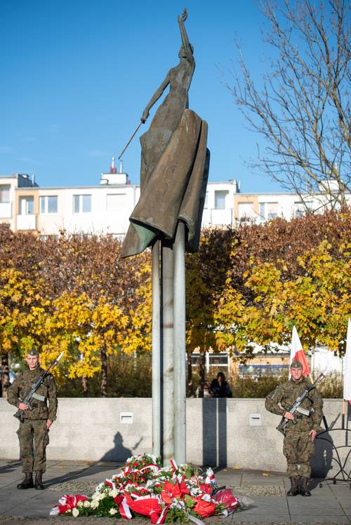 Pomnik Nike podczas obchodów Święta Niepodległości.