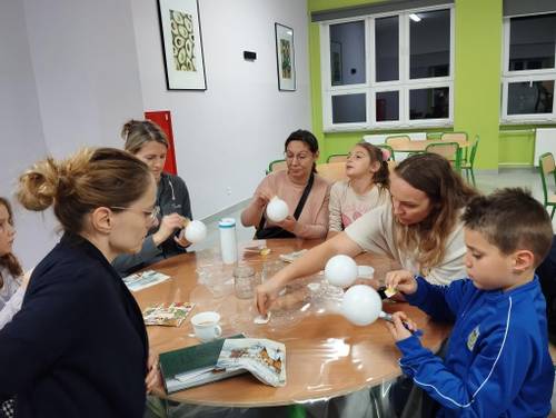 Uczestnicy podczas warsztatów decoupage.