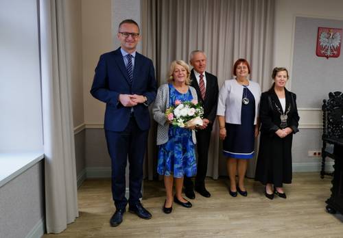Pary małżeńskie podczas jubileuszu pożycia małżeńskiego wraz z Burmistrzem Pruszcza Gdańskiego.