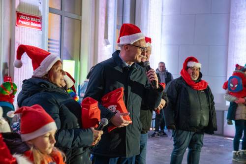 Zdjęcie przedstawia aktywności podczas wydarzenia Mikołajki w mieście w Pruszczu Gdańskim w 2023 roku.