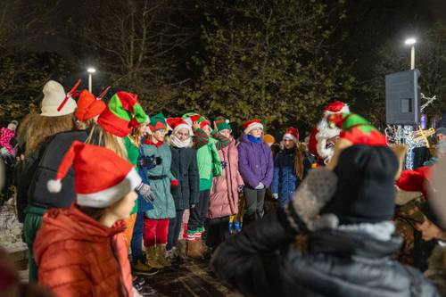 Zdjęcie przedstawia aktywności podczas wydarzenia Mikołajki w mieście w Pruszczu Gdańskim w 2023 roku.