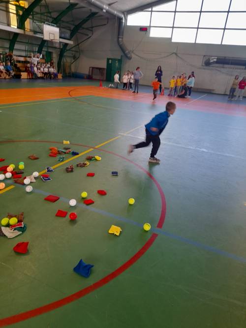 Dzieci podczas zmagań sportowych.