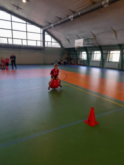 Dzieci podczas zmagań sportowych.