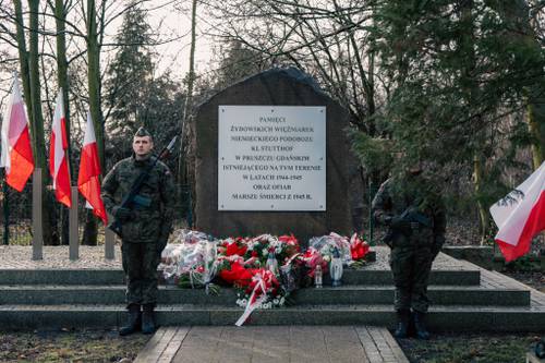 Obchody 79. rocznicy Marszu śmierci w Pruszczu Gdańskim. Pomnik.