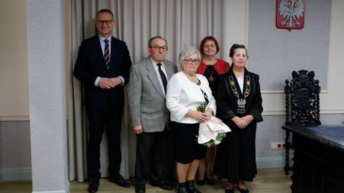 Zdjęcie przedstawia uroczystość jubileuszu pożycia małżeńskiego w Urzędzie Stanu Cywilnego w Pruszczu Gdańskim.