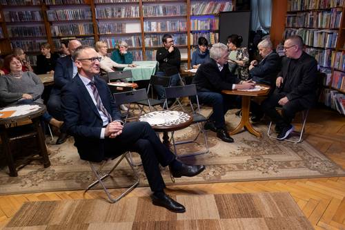 Zdjęcie Daniela Słobody przedstawiające spotkanie poświęcone Józefie Krośnickiej w Powiatowej i Miejskiej Bibliotece Publicznej w Pruszczu Gdańskim.