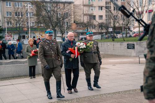 Starsosta gdański oraz kombatanci składają kwiaty pod pomnikiem Nike.