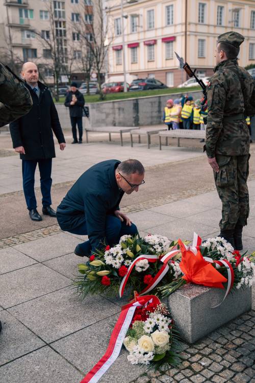 Burmistrz Pruszcza Gdańskiego Janusz Wróbel składa kwiaty pod pomnikiem Nike.