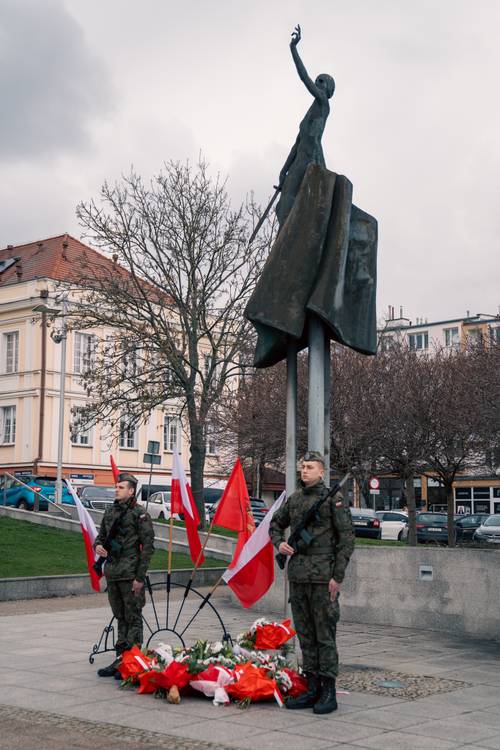 Żołnierze pod pomnikiem Nike.