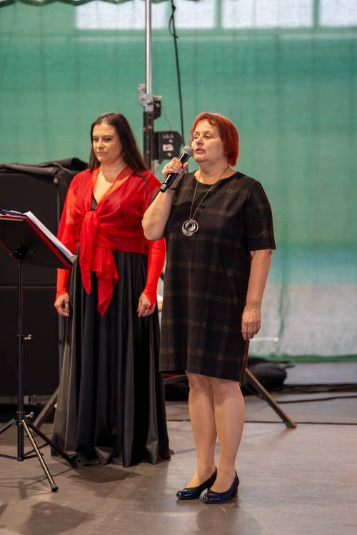 Seniorzy uczestniczący w balu podczas zabawy.