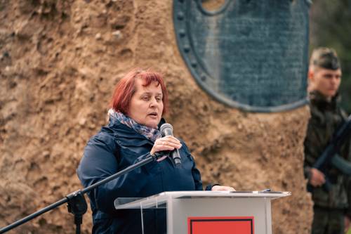 Przemówienie Przemówienie podczas obchodów upamiętniających zbrodnię katyńską w obstawie żołnierzy.
