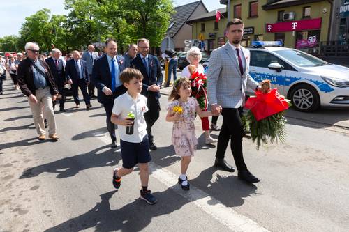 Przedstawiciele samorządu podczas obchodów rocznicy uchwalenia konstytucji 3 maja. Defilada.