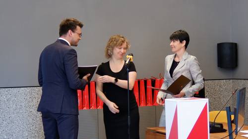 Radni odbierają zaświadczenia.