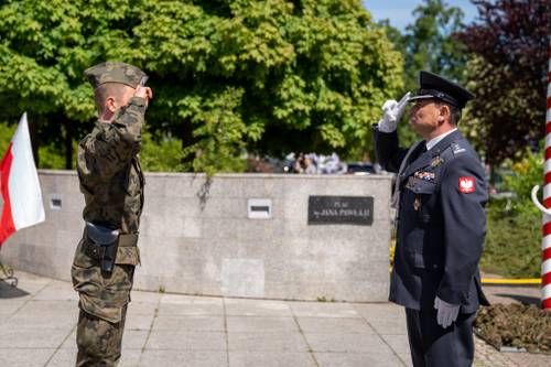 Salutujący żołnierz i policjant.