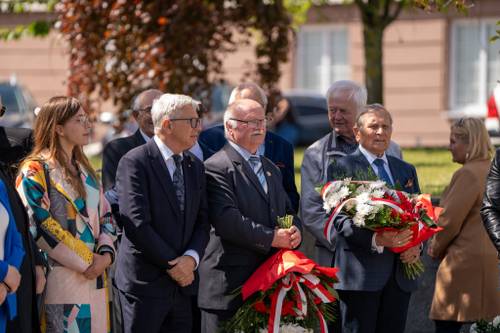 Goście z kwiatami.