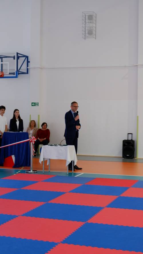 Zdjęcie przedstawia otwarcie nowej cześci budynku w Szkole Podstawowej nr 2 w Pruszczu Gdańskim.