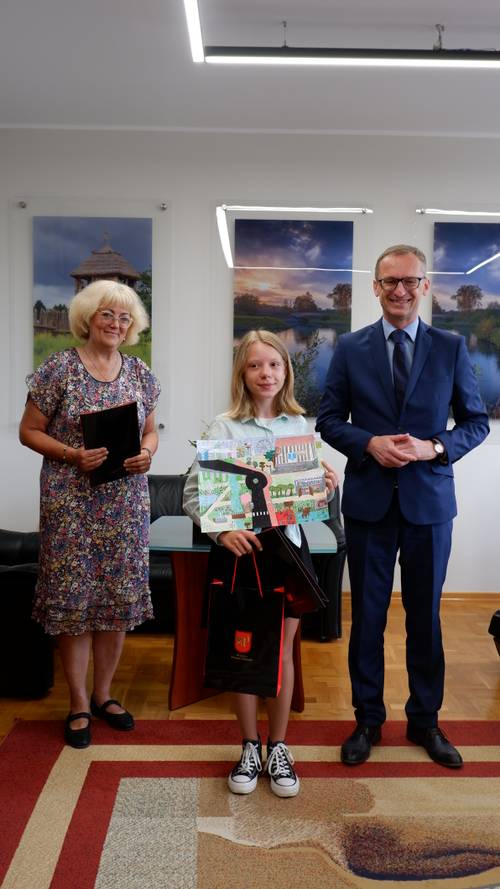 Laureatka II miejsca z burmistrzem i kierowniczą biblioteki.