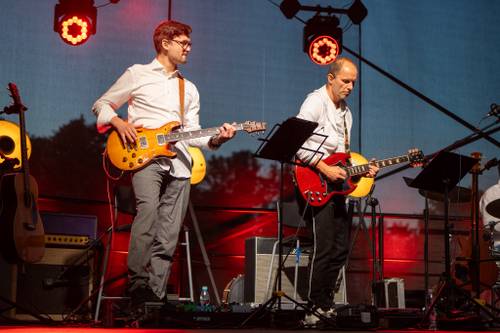 Zbliżenie na gitarzystów.