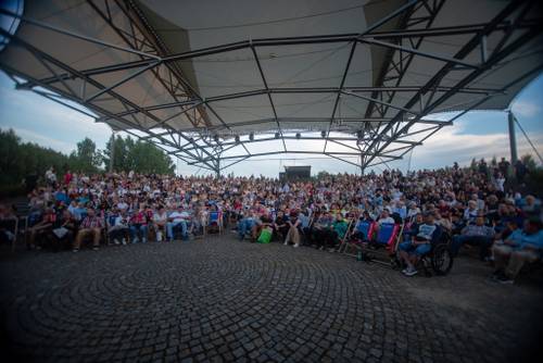 Szeroki kadr na publiczność.