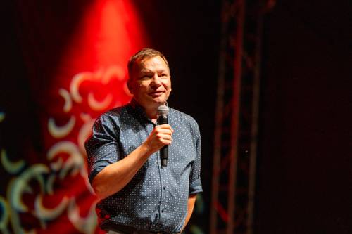 Tomasz Jachimek na scenie podczas Wieczoru Stand-up w ramach cyklu faktoria Kultury w Pruszczu Gdańskim. Zbliżenie.