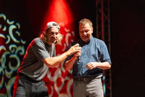 Tomasz Jachimek i Michał Kempa na scenie podczas Wieczoru Stand-up w ramach cyklu faktoria Kultury w Pruszczu Gdańskim. Zbliżenie.
