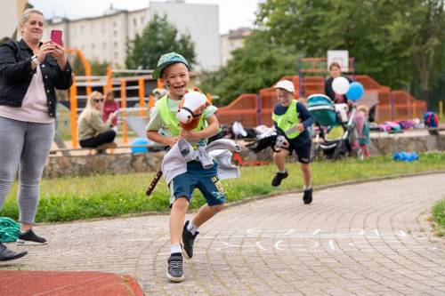 Dzieci bawią się hobby horse podczas festynu Wakacje w mieście na boisku przy ulicy Tysiąclecia.