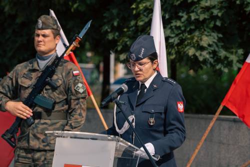 Funkcjonariuszka podczas obchodów.