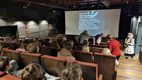 Kino na Bursztynowym szlaku. Widok ekranu zza pleców widowni.