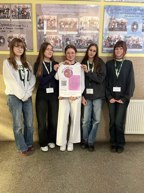 Licealistki wspierają zbiórkę dla hospicjum.