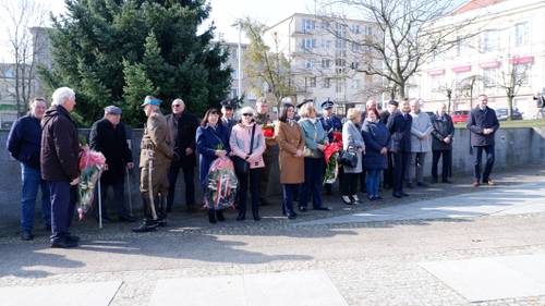 Uczestnicy obchodów zebrani na Placu Jana Pawła II w Pruszczu Gdańskim.