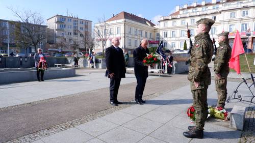 Goście składają kwiaty pod pomnikiem Nike. Z kwiatami Przedstawiciele Rady Powiatu.