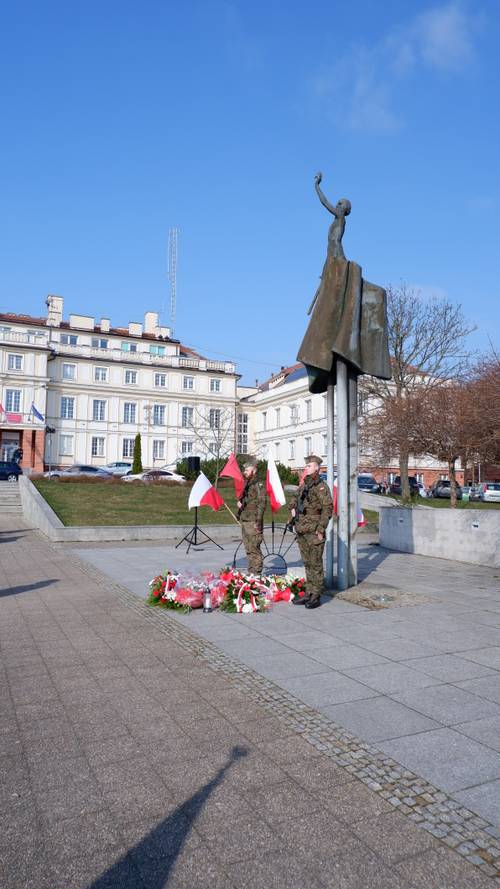 Żołnierze pod pomnikiem Nike na Placu Jana Pawła II w Pruszczu Gdańskim.