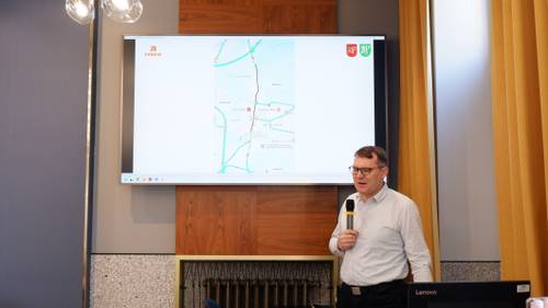 Prezentacja założeń ograniczenia tranzytu na drodze krajowej nr 91 – przedstawiciel GDDKiA omawia mapę planowanego odcinka zakazu ruchu ciężarówek w Pruszczu Gdańskim