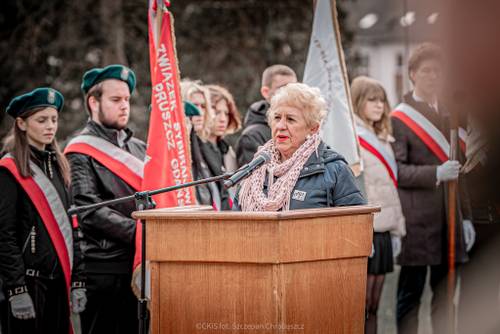 Przedstawicielka Rodzin Katyńskich przemawia zza mównicy.