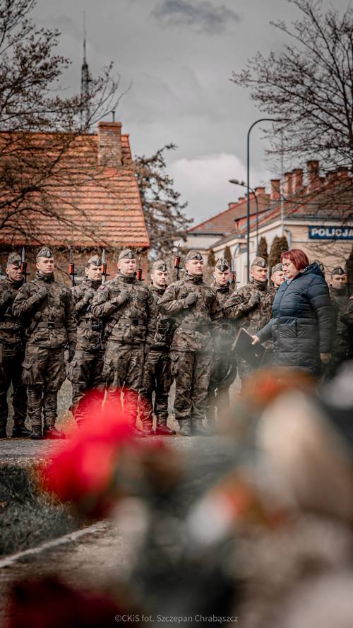 Żołnierze w dwuszeregu.