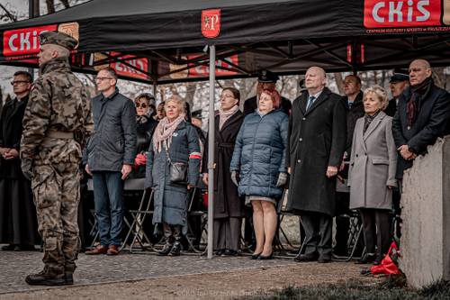 Goście podczas obchodów. Grupa ludzi stoi podczas apelu.