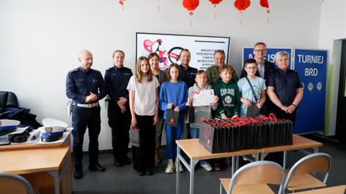 Wręczenie upominków podczas rozstrzygnięcia miejskiego etapu Ogólnopolskiego Turnieju Bezpieczeństwa w Ruchu Drogowym.