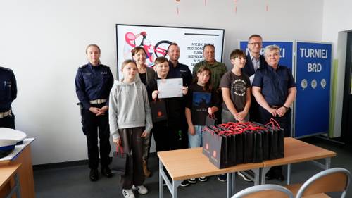 Wręczenie upominków podczas rozstrzygnięcia miejskiego etapu Ogólnopolskiego Turnieju Bezpieczeństwa w Ruchu Drogowym.