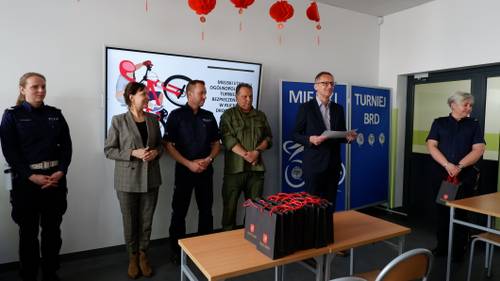 Wręczenie upominków podczas rozstrzygnięcia miejskiego etapu Ogólnopolskiego Turnieju Bezpieczeństwa w Ruchu Drogowym.