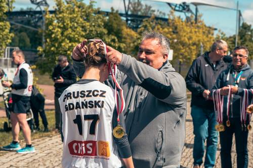 Dekoracja zawodnika z numerem 17 przez dyrektora CKiS.