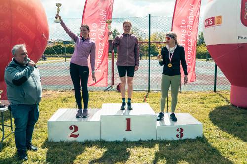 Laureatki w kategorii Kobiet na podium z pucharami w rękach.