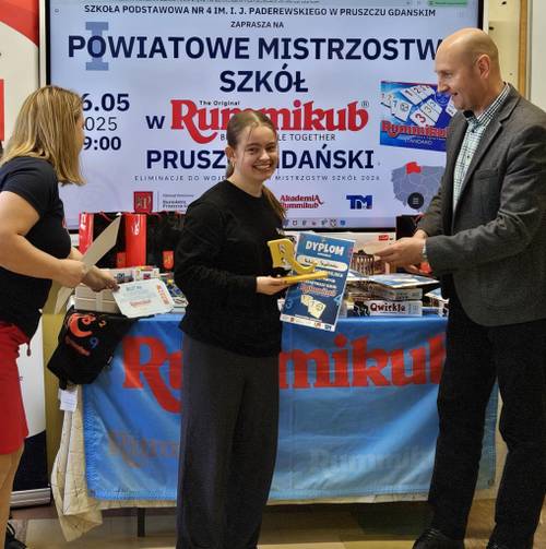Dzieci i organizatorzy podczas wręczania nagród.